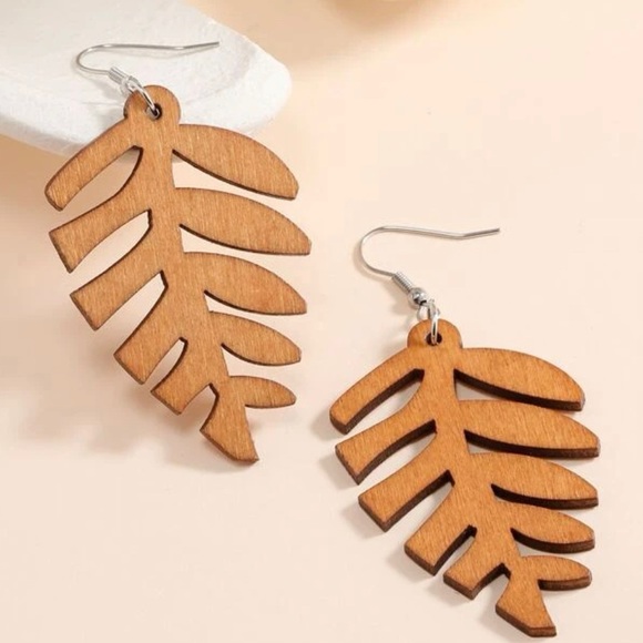 🦋 3/$24 Brown wooden leaf earrings / NWOT - Picture 2 of 3